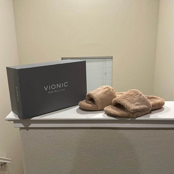 Vionic Faux Fur Plush Dream Slippers - New Condition - Picture 2 of 6
